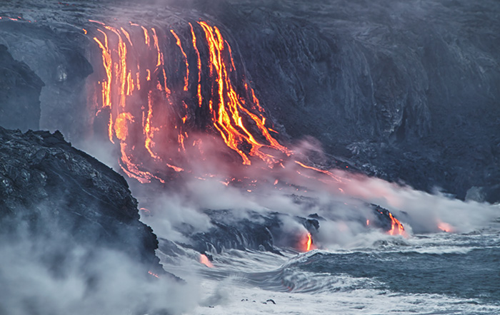 Nham thạch núi lửa chảy ra biển Hawaii
