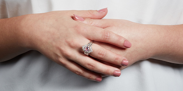 How to Safely Remove a Ring From a Swollen Finger