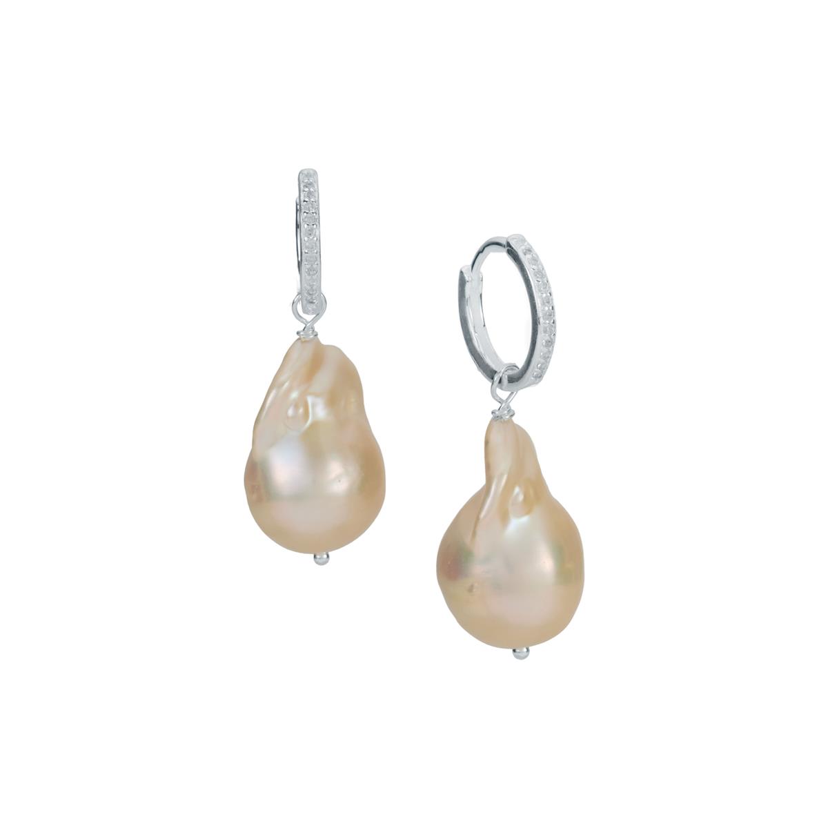 OHRRINGE Statement of faceted freshwater hot pearls with elements of gilded sterling silver (925)